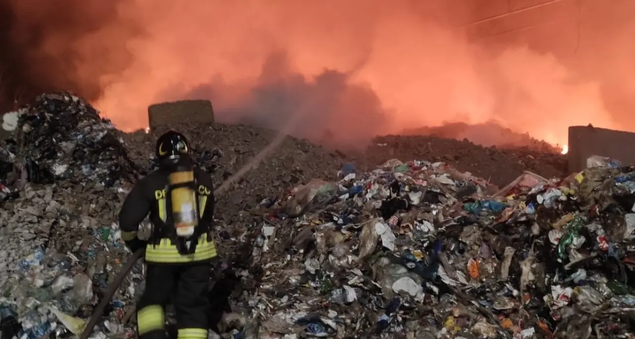 Incendio a Gizzeria, in fiamme cumuli di plastica nel piazzale di una struttura di raccolta\u00A0rifiuti: non si esclude la matrice dolosa\n