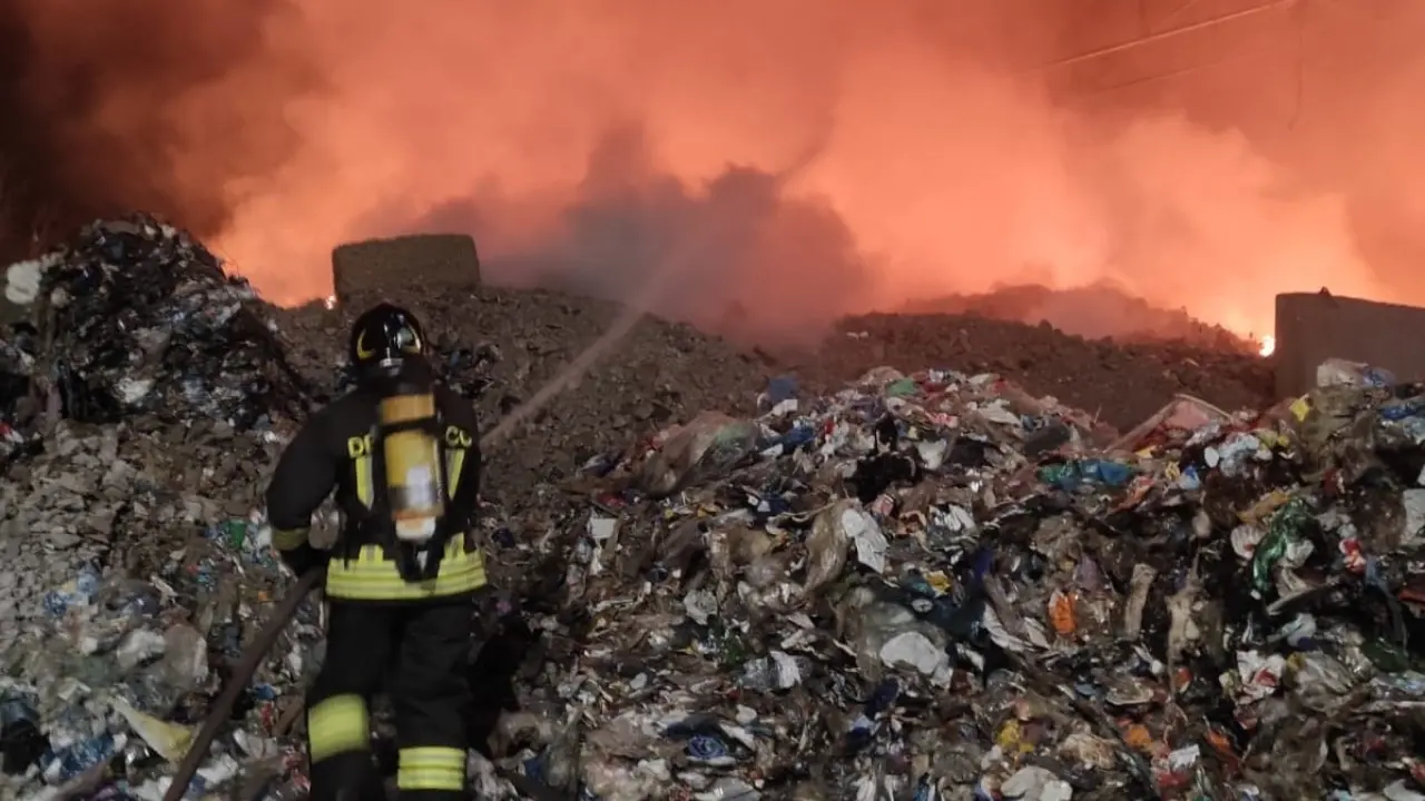 Incendio a Gizzeria, cumuli di plastica in fiamme