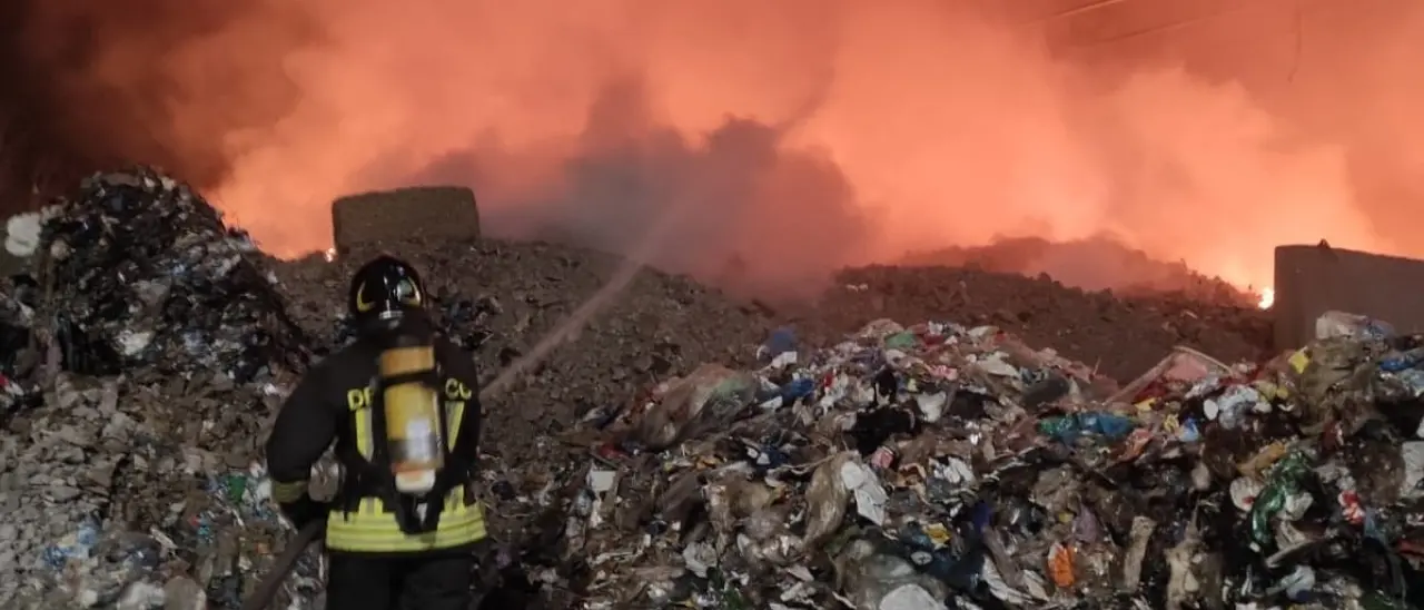 Incendio a Gizzeria, in fiamme cumuli di plastica nel piazzale di una struttura di raccolta\u00A0rifiuti: non si esclude la matrice dolosa\n