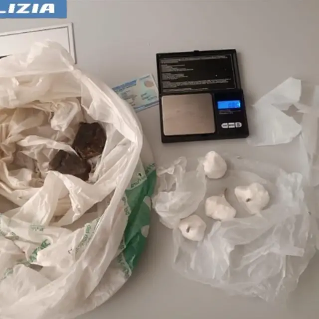 Controlli a tappeto a Crotone, nascosti in giardino oltre 90 grammi di eroina e 40 di coca: arrestato 30enne