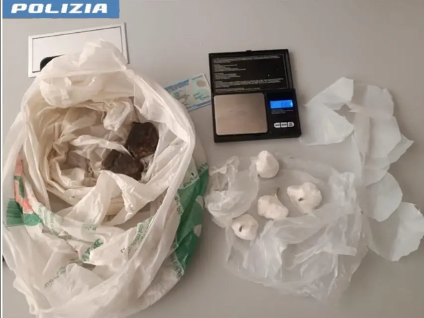 Controlli a tappeto a Crotone, nascosti in giardino oltre 90 grammi di eroina e 40 di coca: arrestato 30enne