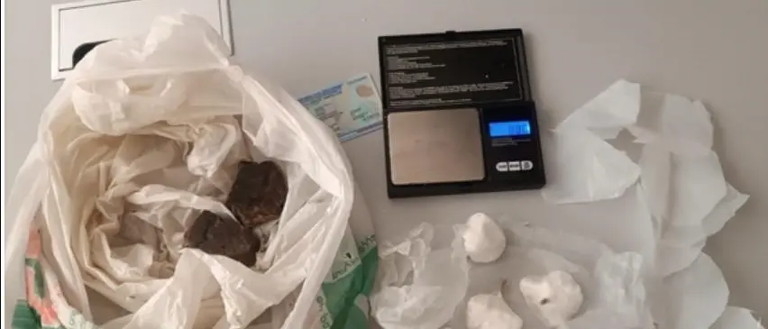 Controlli a tappeto a Crotone, nascosti in giardino oltre 90 grammi di eroina e 40 di coca: arrestato 30enne