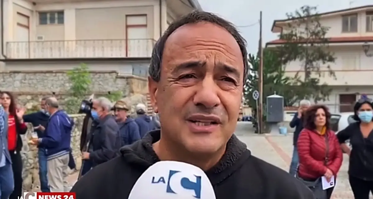 In carcere con un tumore, è morto a Riace il migrante accusato di essere uno scafista. Lucano: «Era innocente»