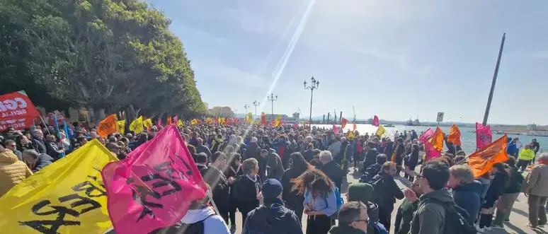 «Uccisi perché hanno compiuto il loro dovere»: con Libera in 50mila a Trapani per ricordare le 1101 vittime della mafia\n