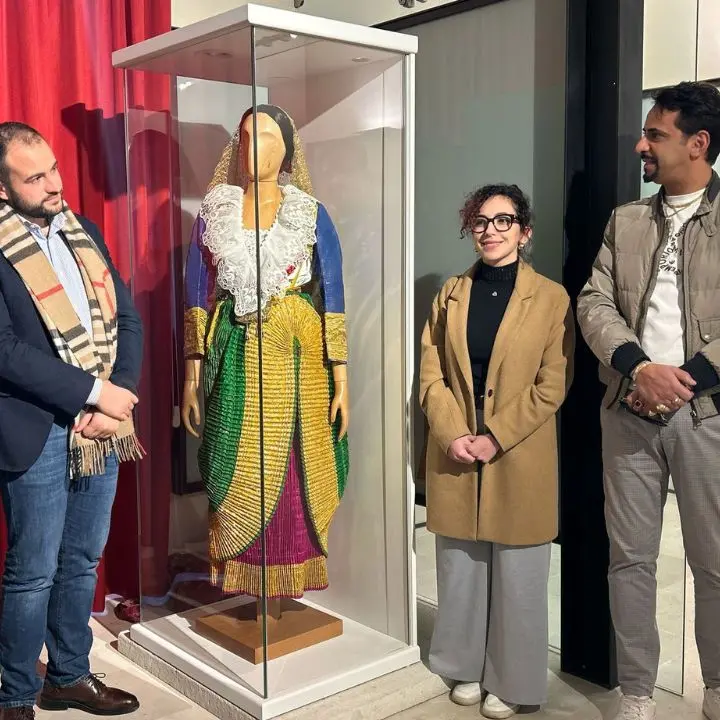 Santa Sofia d’Epiro orgogliosa del suo museo del costume arbereshe: un nuovo abito arricchisce la collezione\n