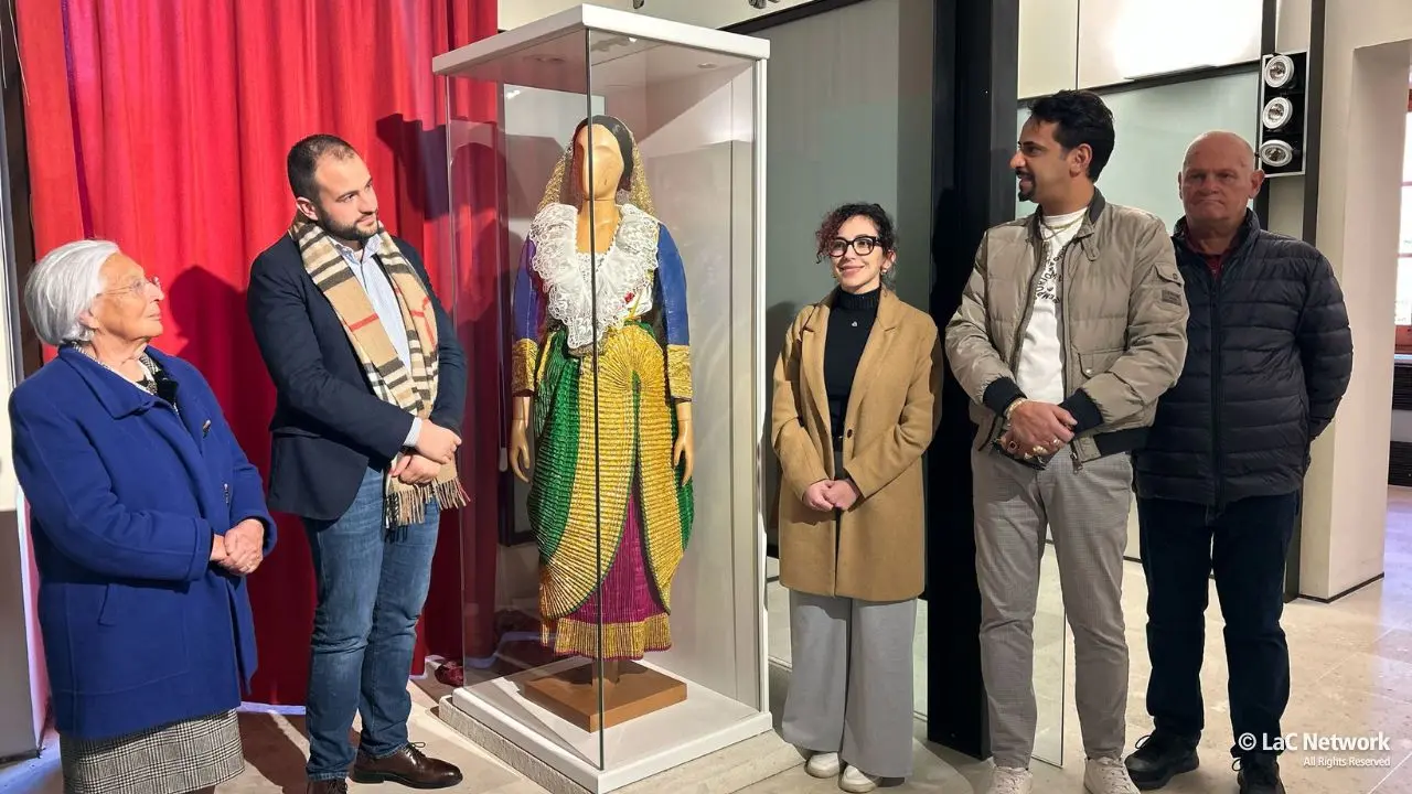 Santa Sofia d’Epiro orgogliosa del suo museo del costume arbereshe: un nuovo abito arricchisce la collezione\n