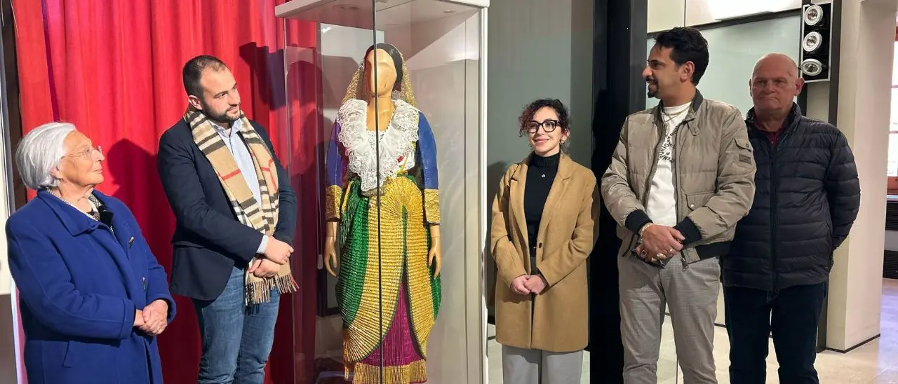 Santa Sofia d’Epiro orgogliosa del suo museo del costume arbereshe: un nuovo abito arricchisce la collezione\n