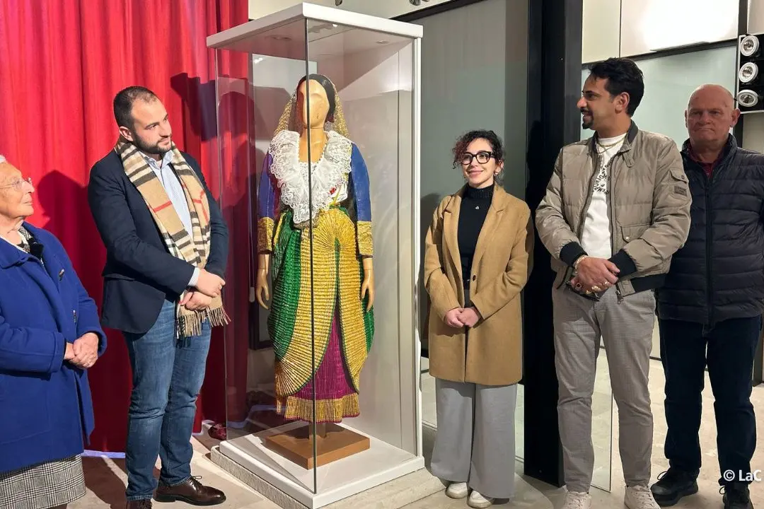 Santa Sofia d’Epiro orgogliosa del suo museo del costume arbereshe: un nuovo abito arricchisce la collezione\n