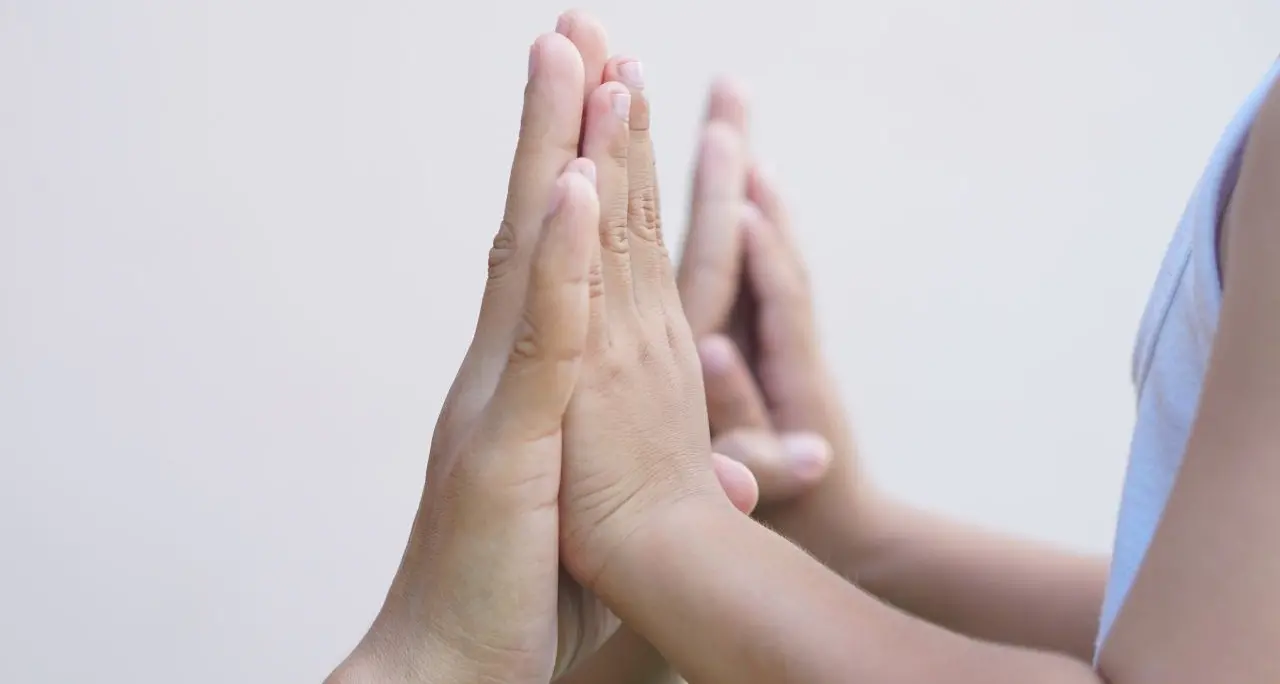 Anche i single possono adottare minori stranieri: la Consulta dichiara incostituzionale la norma che li escludeva