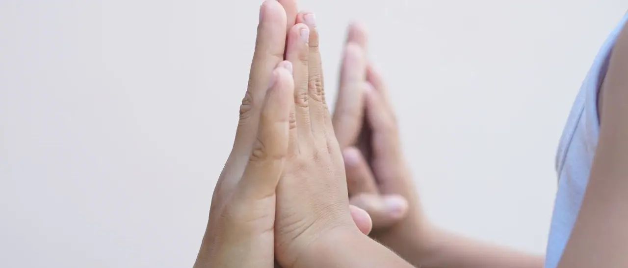 Anche i single possono adottare minori stranieri: la Consulta dichiara incostituzionale la norma che li escludeva