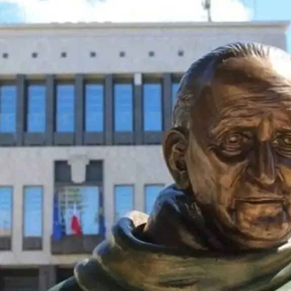 Il Tribunale\u00A0dà ragione al Comune di Cosenza: «Legittima la scelta di spostare la statua di Mancini»\n