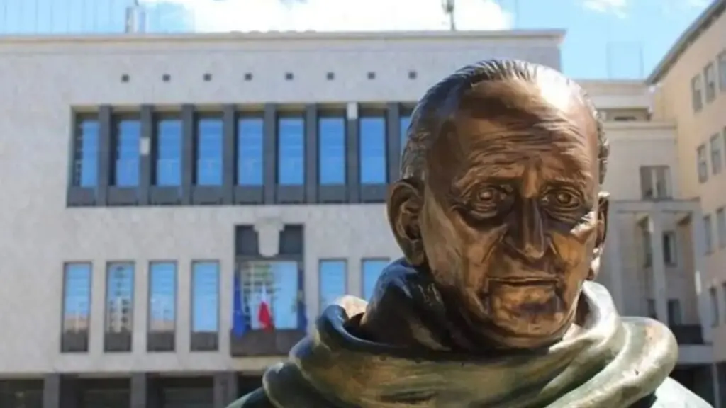 Il Tribunale\u00A0dà ragione al Comune di Cosenza: «Legittima la scelta di spostare la statua di Mancini»\n