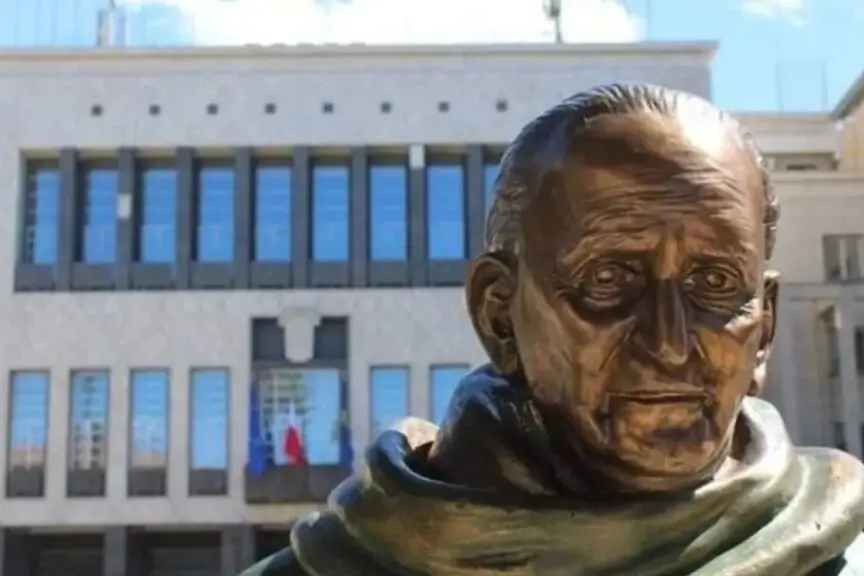 <p>La statua di Mancini a Cosenza</p>\\n
