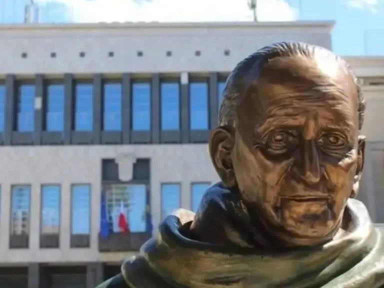 Il Tribunale dà ragione al Comune di Cosenza: «Legittima la scelta di spostare la statua di Mancini»