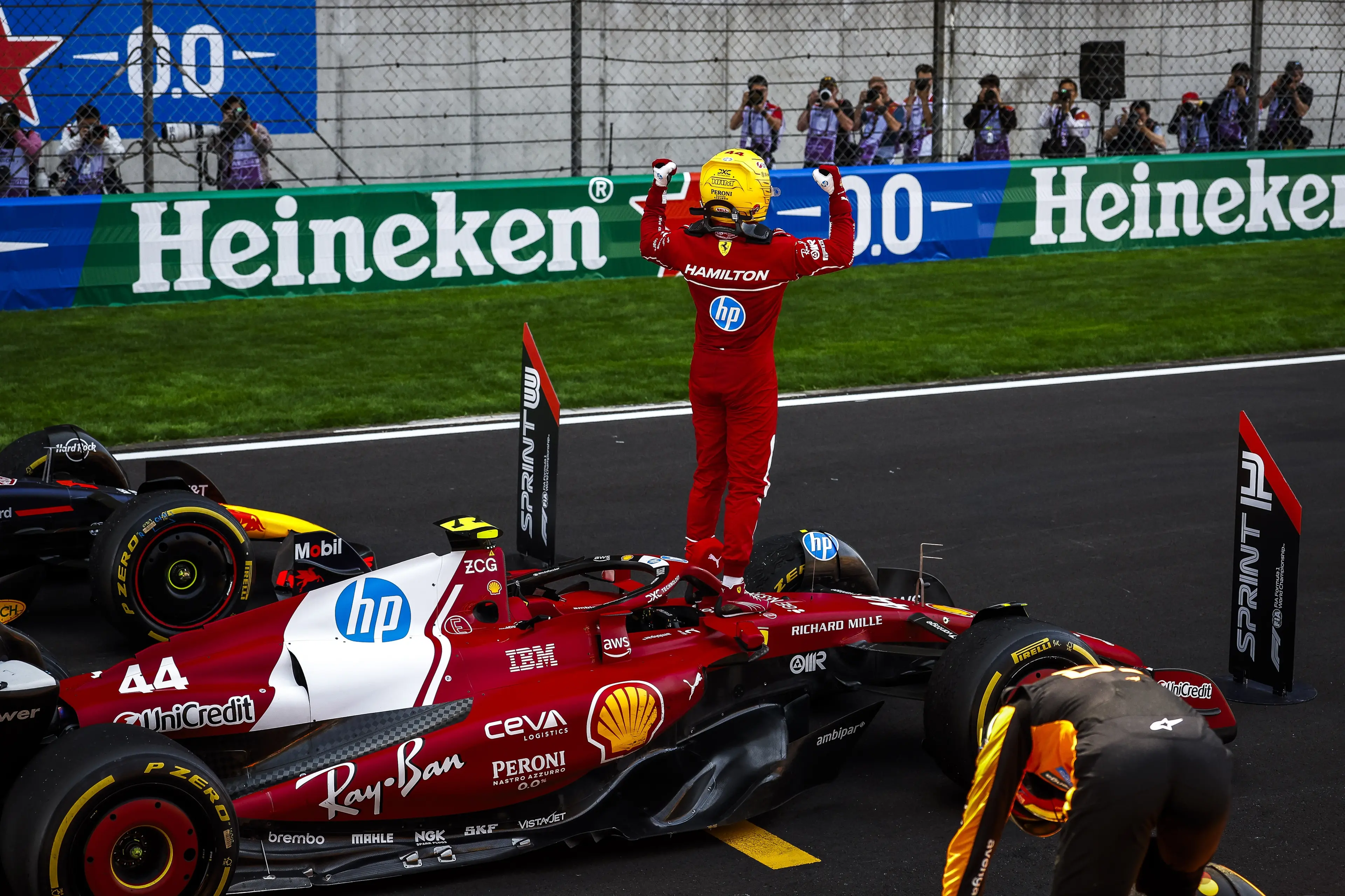 Formula 1, Hamilton vince la gara Sprint nel Gp della Cina: è il primo successo con la Ferrari\n