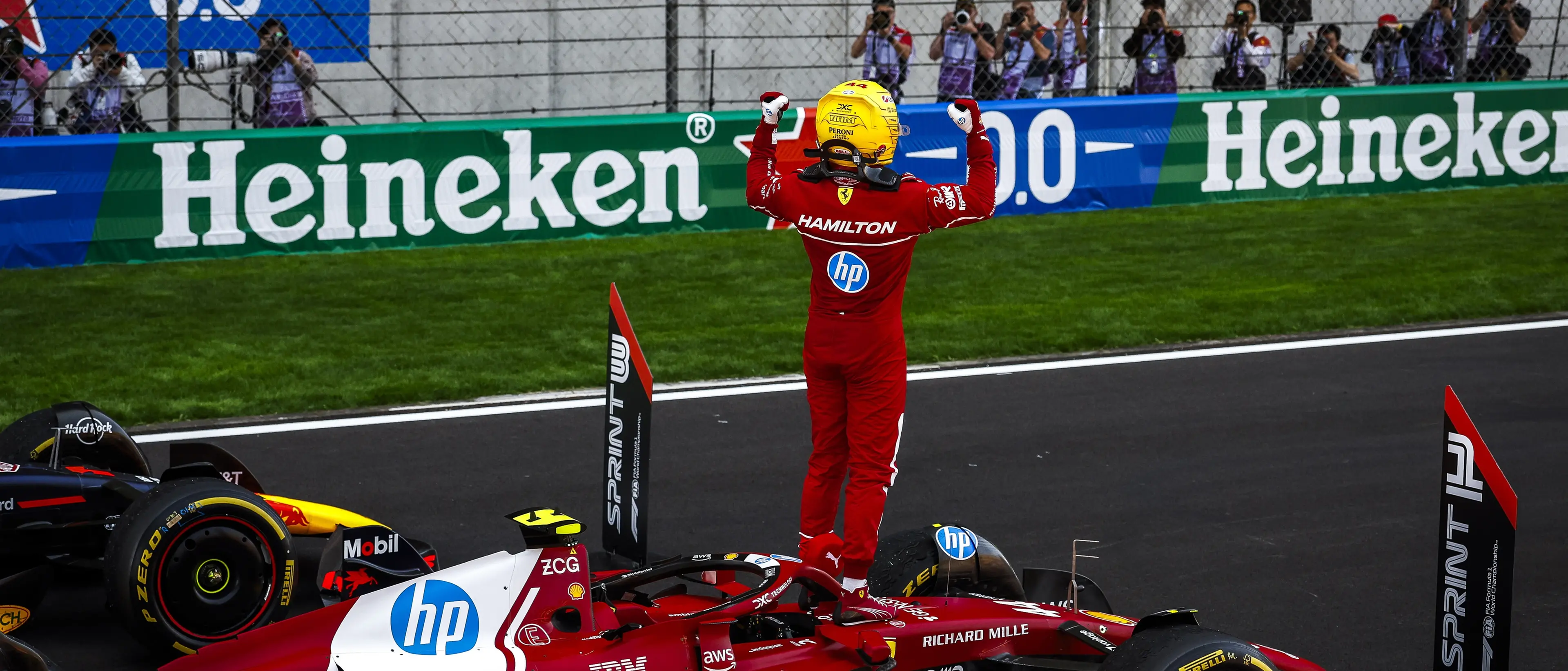 Formula 1, Hamilton vince la gara Sprint nel Gp della Cina: è il primo successo con la Ferrari\n