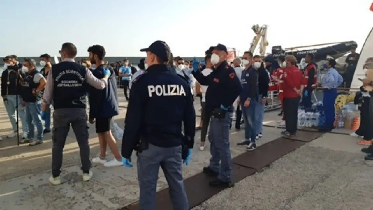 Crotone, controlli della polizia contro l’immigrazione clandestina e gli stranieri irregolari su tutto il territorio provinciale