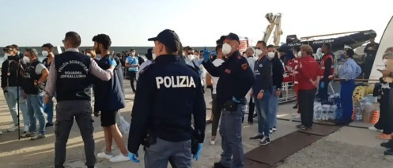 Crotone, controlli della polizia contro l’immigrazione clandestina e gli stranieri irregolari su tutto il territorio provinciale