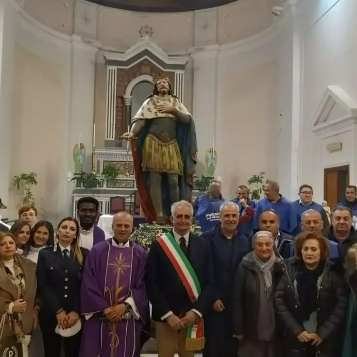 Dopo il restauro la statua ottocentesca di San Ferdinando torna a casa: comunità in festa nel Reggino\n