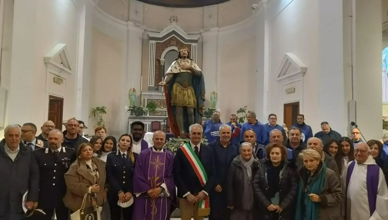 Dopo il restauro la statua ottocentesca di San Ferdinando torna a casa: comunità in festa nel Reggino\n