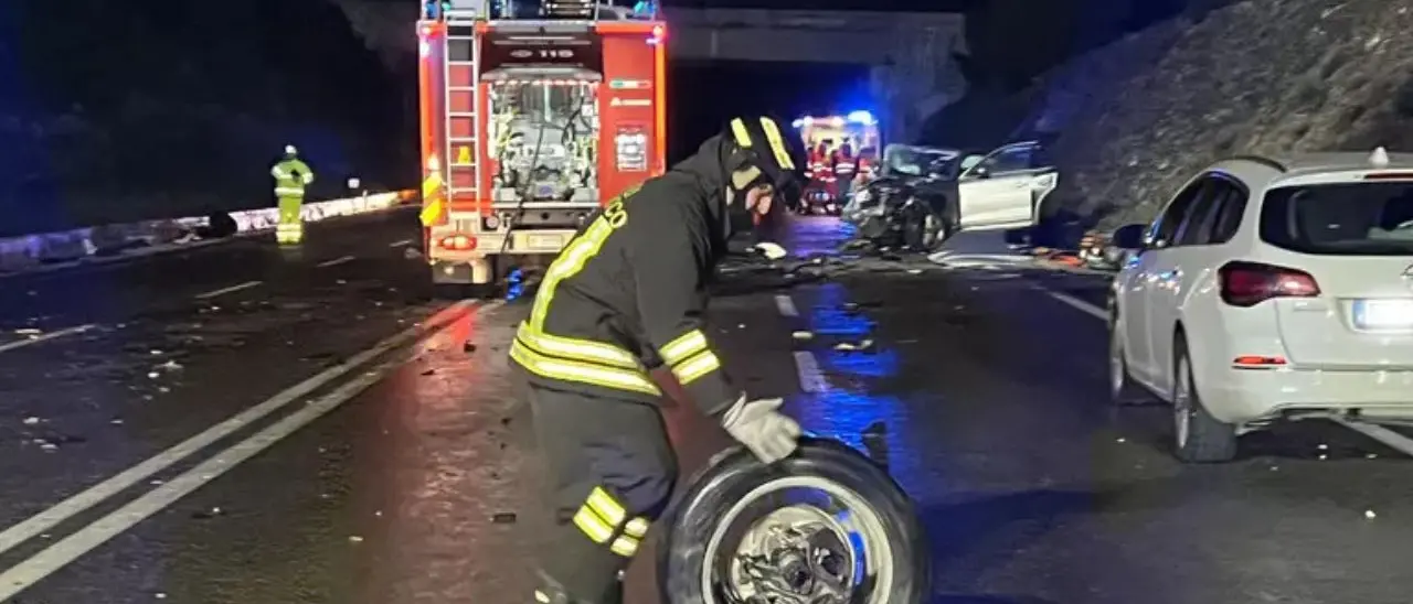 Scontro tra un’auto e un camion all’alba nel Bergamasco: due morti e due feriti\n