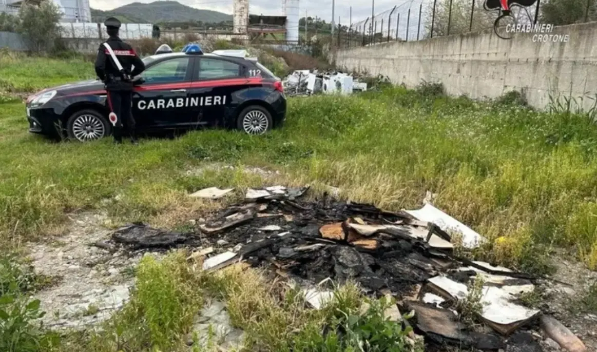 Discariche abusive e incendio rifiuti su terreno confiscato ai clan, 4 denunce e sequestri nel Crotonese\n