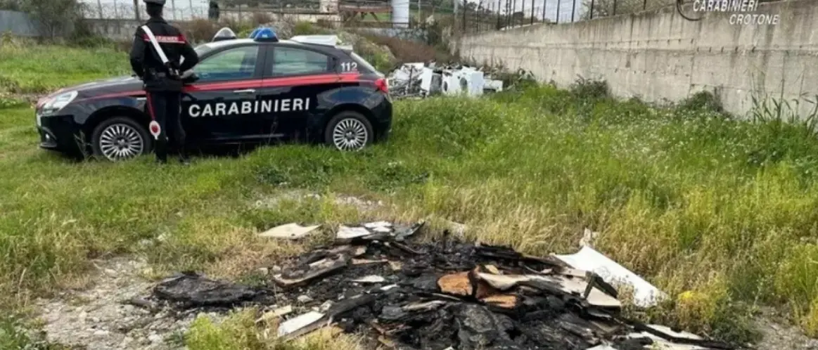 Discariche abusive e incendio rifiuti su terreno confiscato ai clan, 4 denunce e sequestri nel Crotonese\n