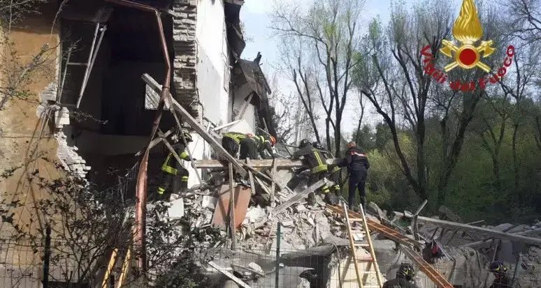 Roma, esplosione in una palazzina a Monteverde: uomo estratto vivo dalle macerie\n