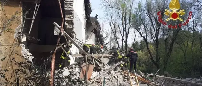 Roma, esplosione in una palazzina a Monteverde: uomo estratto vivo dalle macerie\n