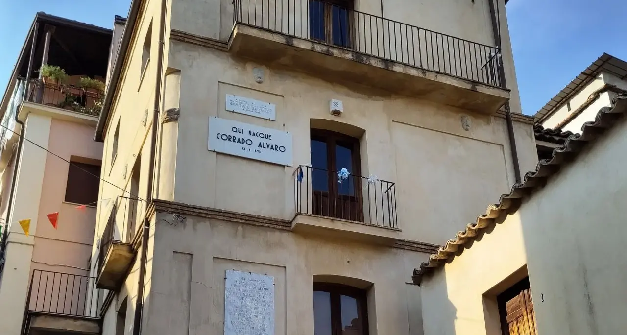 <p>Dai piccoli ambasciatori al murale, \"Alvaro 70\" rimette in pista la Fondazione con un programma di eventi da 500 mila euro</p>