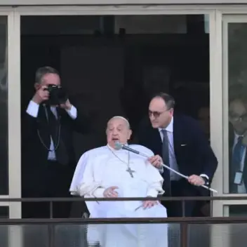 Il Papa si è affacciato, è la prima apparizione pubblica dopo 6 settimane: «Grazie a tutti.\u00A0Saluto la signora con i fiori gialli»\n