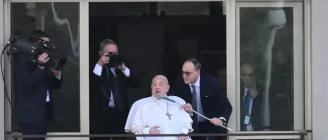 Il Papa si è affacciato, è la prima apparizione pubblica dopo 6 settimane: «Grazie a tutti.\u00A0Saluto la signora con i fiori gialli»\n