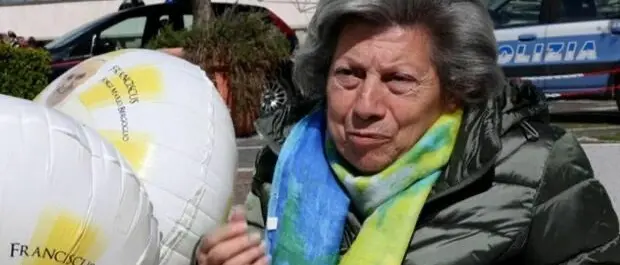 È calabrese la\u00A0signora con i fiori gialli che il Papa ha salutato: «Grazie al Santo Padre, gli auguro di guarire e tornare come prima»\n