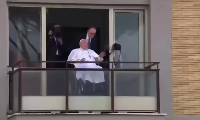 Papa Francesco ringrazia tutti e saluta la signora con i fiori gialli