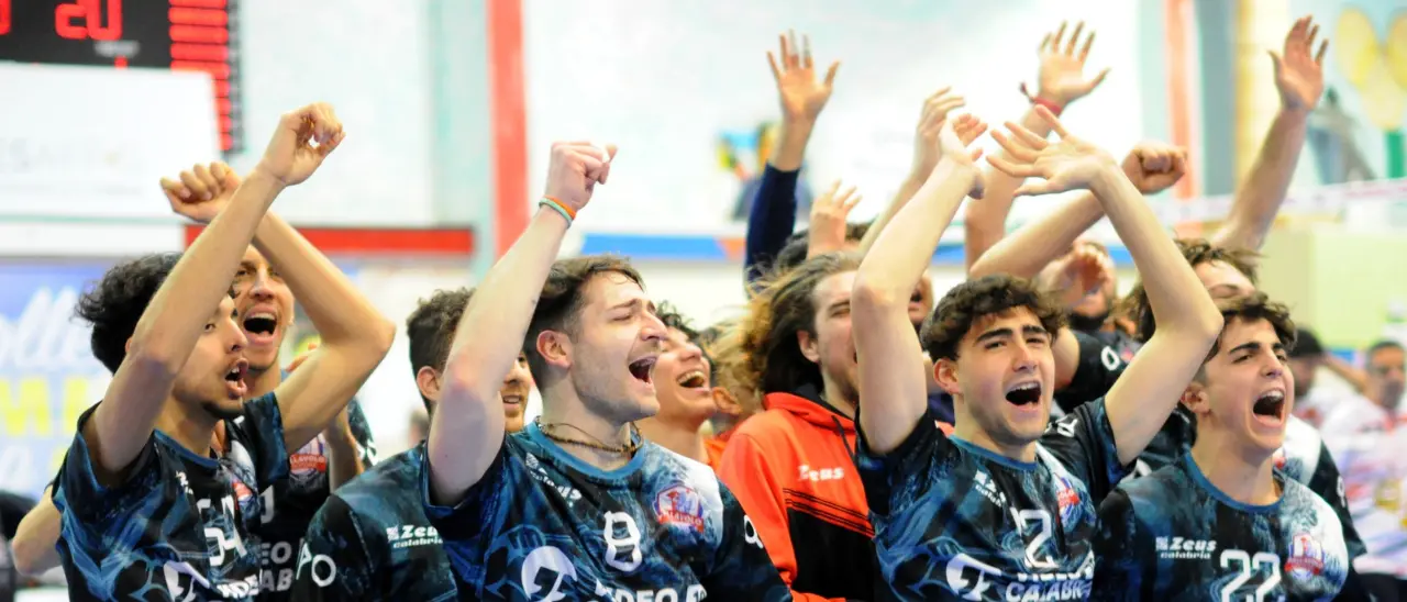 Volley, in Coppa Calabria il Crotone realizza il suo sogno: vince il trofeo davanti al pubblico di casa