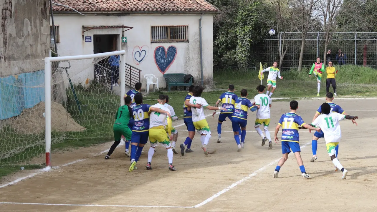 <p>Il Kratos si impone a Roggiano per 1-0 (foto Mammolito)</p>\\n