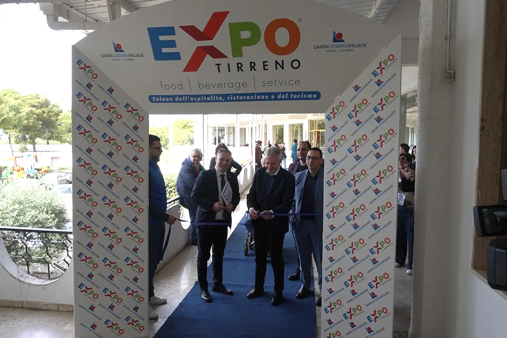 <p>L&#39;assessore Gianluca Gallo taglia il nastro della nuova edizione di Expo Tirreno</p>\\n