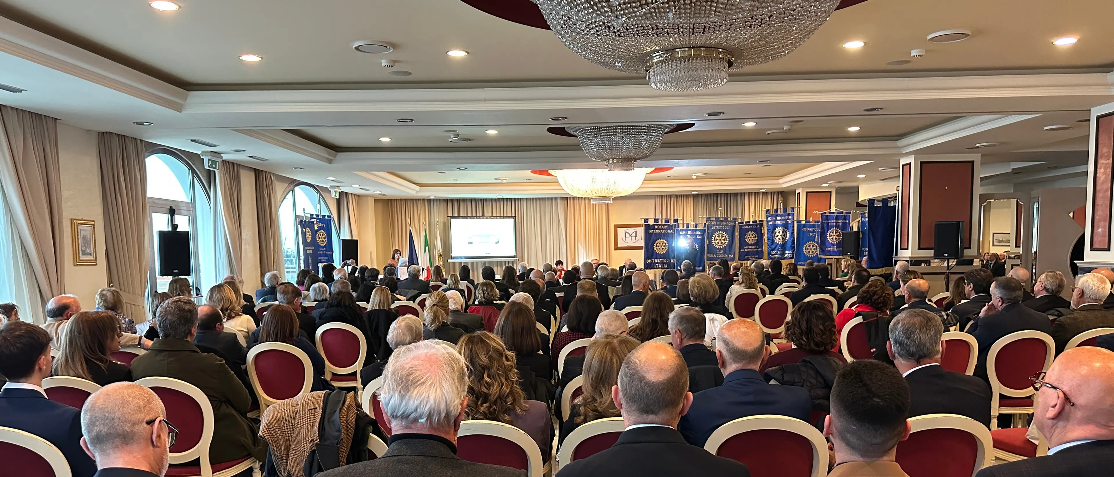 A Trebisacce 21 club riuniti per celebrare chi costruisce valore nel territorio: «Diamo voce a chi si distingue»\n