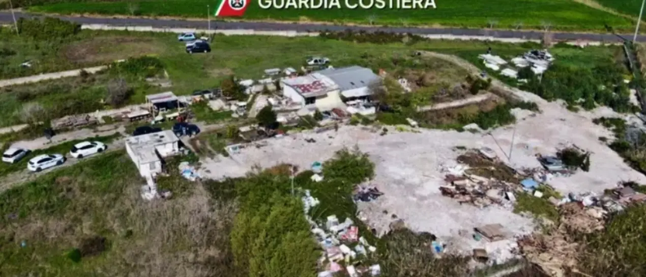 Crotone, sequestrata una maxi discarica abusiva: all’interno pezzi di auto, lastre di amianto e pneumatici