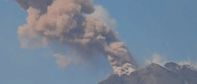 Nube di cenere\u00A0dall’Etna verso lo Stretto di Messina, chiuso temporaneamente l’aeroporto di Reggio\n