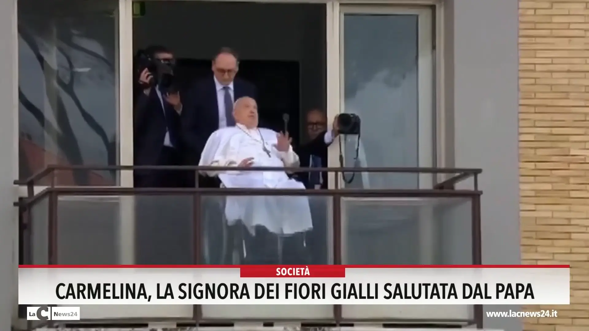 Carmelina, la signora dei fiori gialli salutata dal Papa