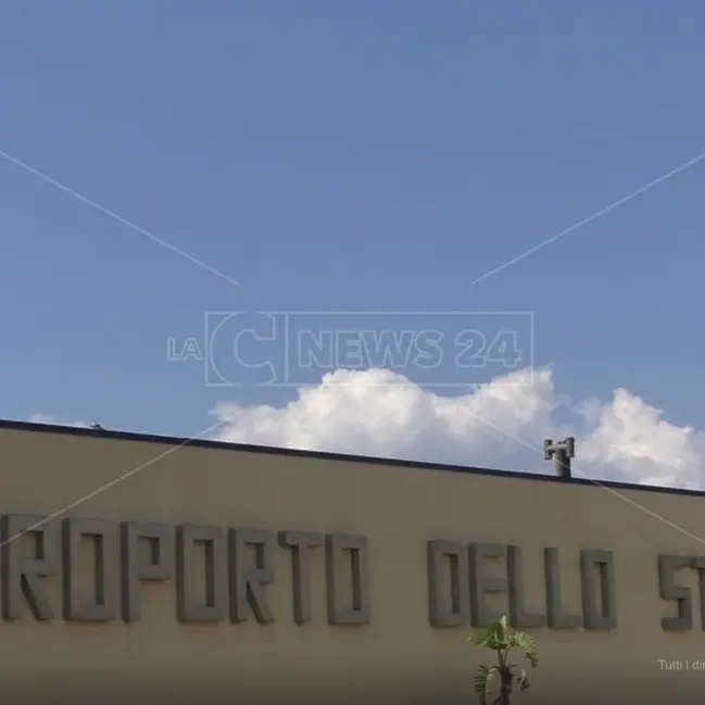 Nube di cenere dall’Etna, riapre l’aeroporto di Reggio. Si lavora al ripristino dei voli cancellati\n