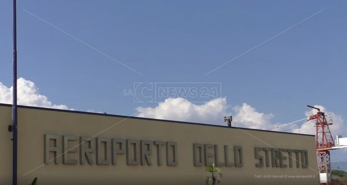 Nube di cenere dall’Etna, riapre l’aeroporto di Reggio. Si lavora al ripristino dei voli cancellati\n