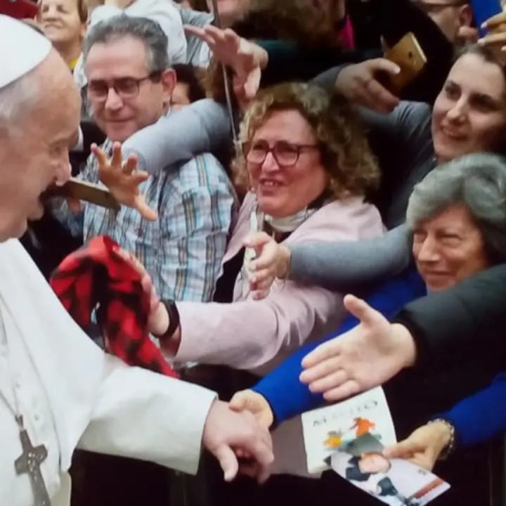 Parla “la signora dei fiori gialli”, l’anziana calabrese salutata dal Papa: «Come se avessi ricevuto una grazia»\n