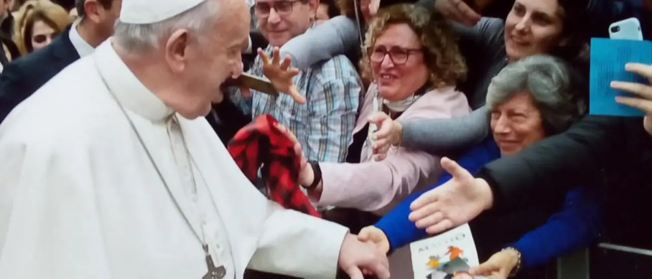 Parla “la signora dei fiori gialli”, l’anziana calabrese salutata dal Papa: «Come se avessi ricevuto una grazia»\n