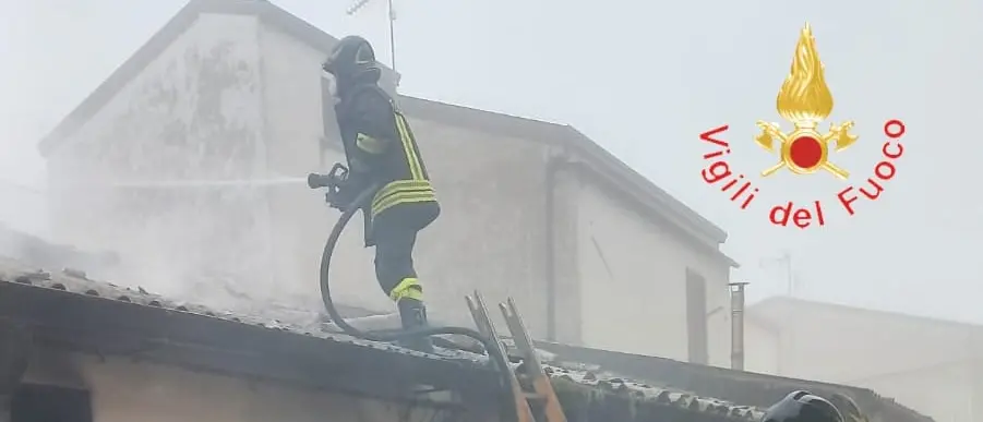 In fiamme una casa disabitata a Caraffa, sul posto i vigili del fuoco: indagini dei carabinieri\n