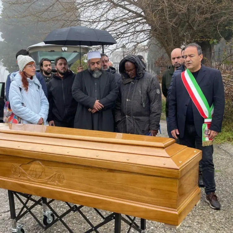 A Riace l’ultimo saluto ad Ahmed, il migrante detenuto morto di\u00A0tumore. Lucano:\u00A0«Denunceremo questa vicenda»\n