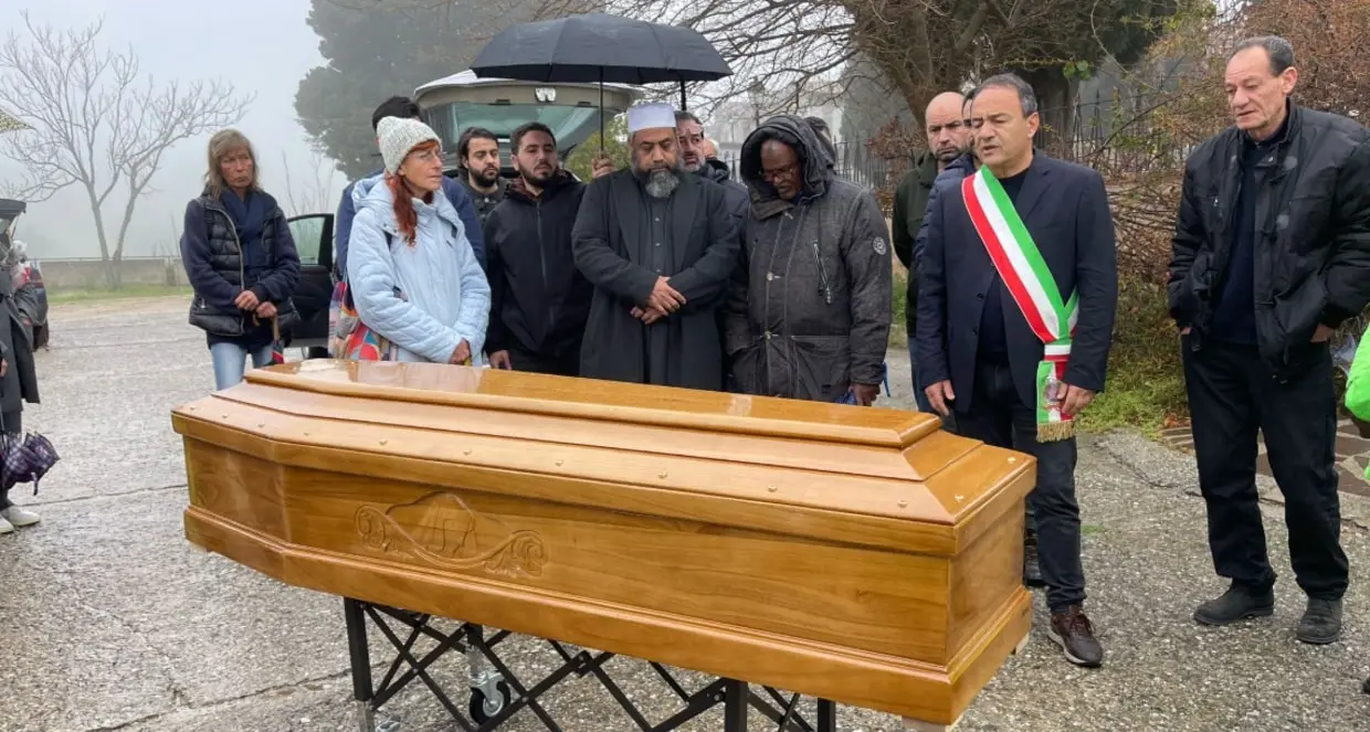 A Riace l’ultimo saluto ad Ahmed, il migrante detenuto morto di\u00A0tumore. Lucano:\u00A0«Denunceremo questa vicenda»\n