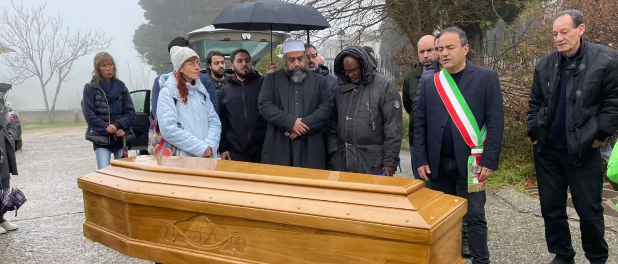 A Riace l’ultimo saluto ad Ahmed, il migrante detenuto morto di\u00A0tumore. Lucano:\u00A0«Denunceremo questa vicenda»\n
