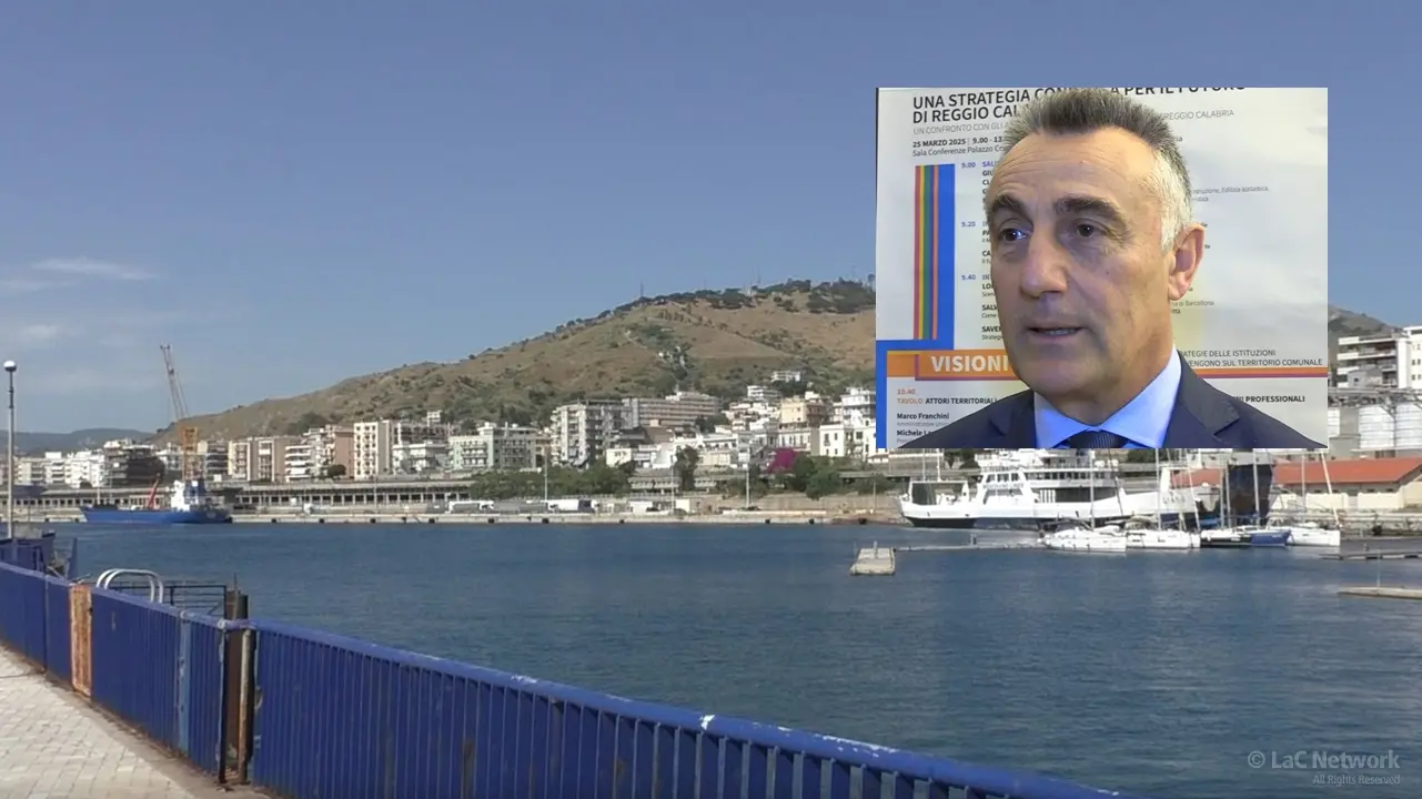 <p>Il porto di Reggio Calabria con il commissario dell&#39;autorit&agrave; portuale di Sistema dello Stretto nel riqudro</p>\\n